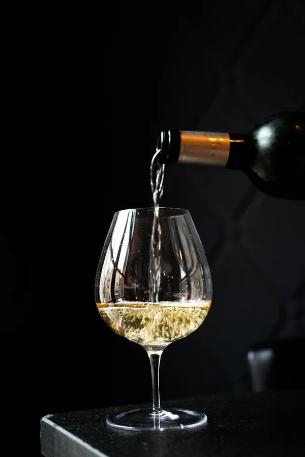 Service au verre, vin versé jusqu'au repère gravé