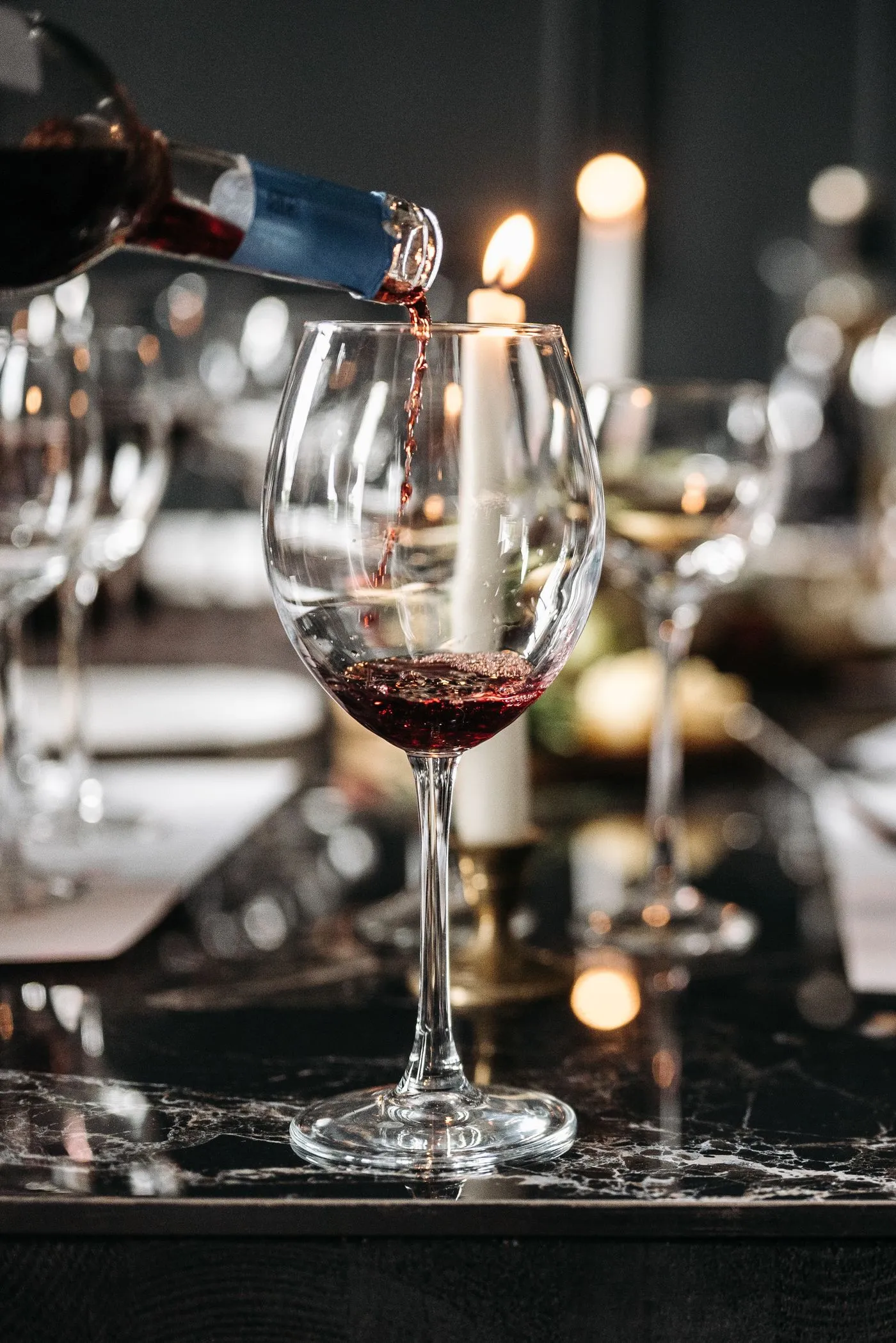 Table dressée avec verres à vin gravés